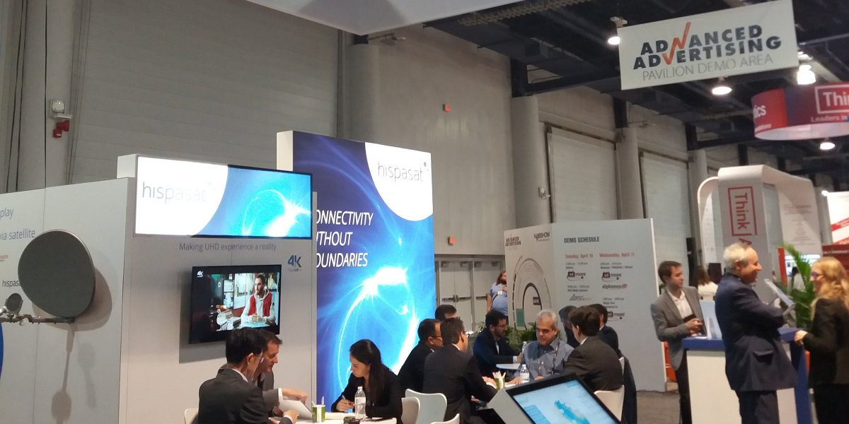 atril-tactil- contenidos-interactivos-hispasat-artstudio